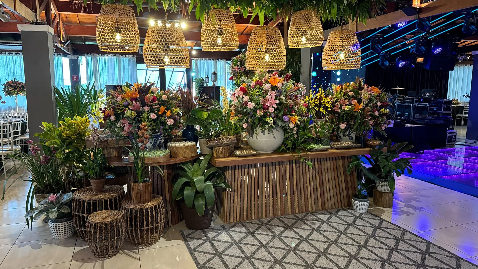 Uma sala cheia de flores e plantas.